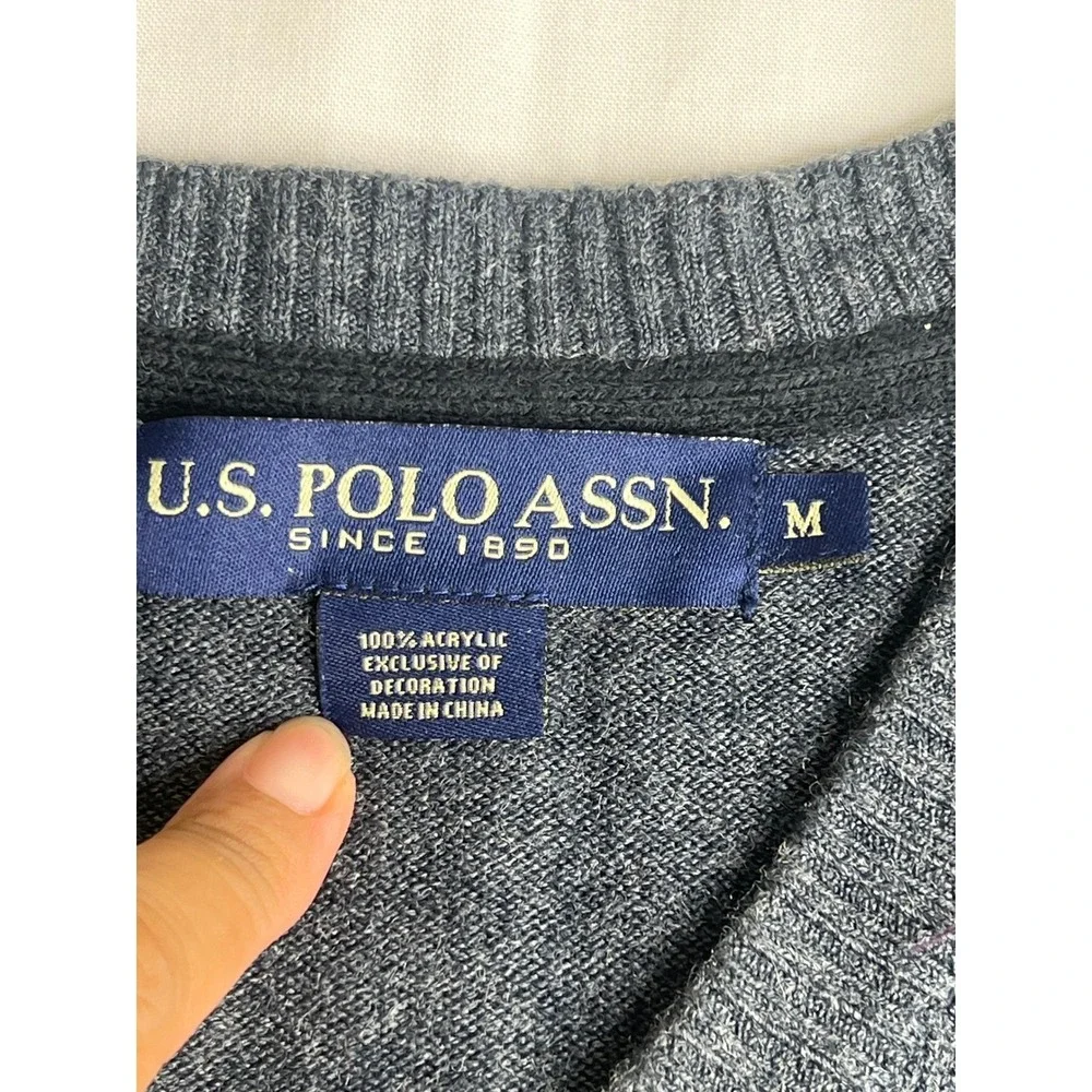 U.S. Polo Assn. Men's Gray V-Neck‎ Sweater, Classic Style, Medium
